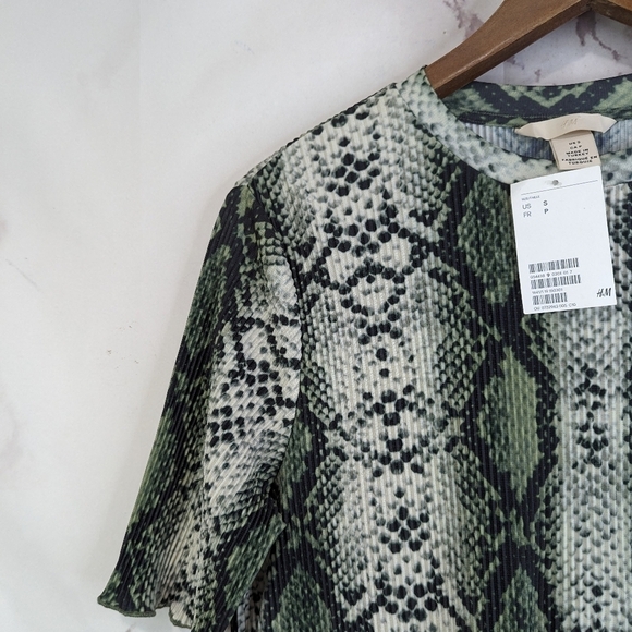 H&M Dress Womens Small Green Snake Print  Lettuce Hem Crew Neck Shift T Shirt - Picture 2 of 11